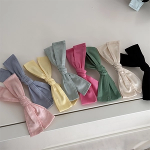 Détail à plat de pinces à cheveux en tissu coloré dans huit tons d'été assortis