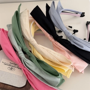 Détail de serre-têtes en tissu coloré aux nuances estivales variées, rose et vert