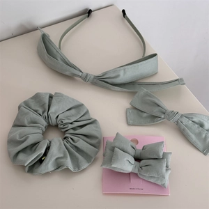 Détail de l'ensemble de chouchous en tissu vert sauge et barrettes nœuds style coréen