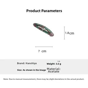 Détail de la barrette en acétate avec motif marbré et dimensions de 7 cm x 1,8 cm