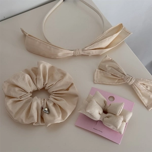 Ensemble d'accessoires de cheveux beige avec bandeau, chouchou et barrettes à nœuds