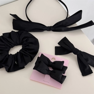 Ensemble détaillé d'accessoires de cheveux noir mat avec chouchous et barrettes