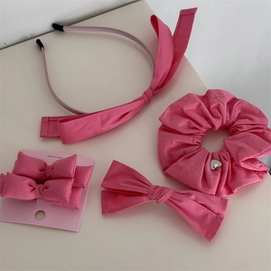 Ensemble détaillé de chouchous en tissu rose et accessoires incluant des bandeaux