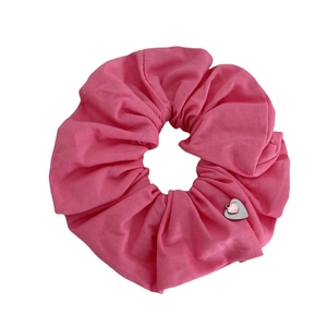 Chouchou en tissu rose avec pendentif en cœur argenté et pierre précieuse rose