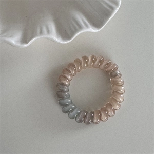 Macro d'élastique à cheveux spirale en dégradé avec design de fil téléphonique flexible