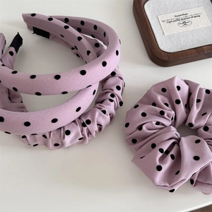 Détail d'un ensemble d'accessoires de cheveux à pois lavande avec serre-têtes et chouchou