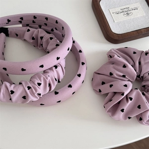 Ensemble détaillé de serre-têtes rembourrés roses à motifs cœurs avec chouchou assorti