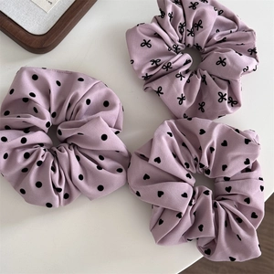 Lot de trois chouchous roses avec pois noirs, nœuds papillon et motifs cœurs