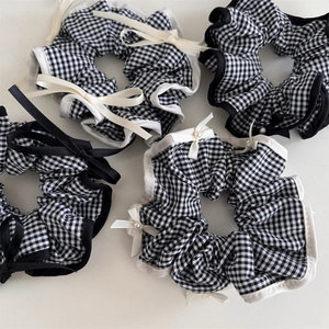 Chouchous élégants à carreaux noirs et blancs avec nœuds et détails en perles