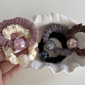 Cinque elastici per capelli a pieghe colorati con perline decorative in resina lucida