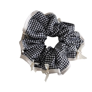 Chouchou à carreaux noirs et blancs avec nœuds en perles et bordure en ruban satin
