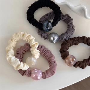 Set da 5 elastici per capelli plissettati con perle in acrilico effetto nuvola