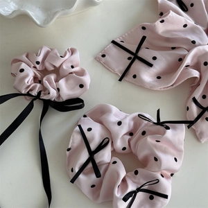 Set elastico e fascia rosa a pois con finitura satinata e fiocchi neri stile retrò