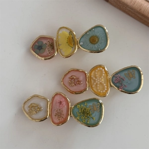 Three-piece retro forest style hair clips with dried flowers and resin in gold setting