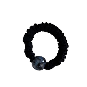 Elegante elastico per capelli nero a pieghe con perla testurizzata per code di cavallo