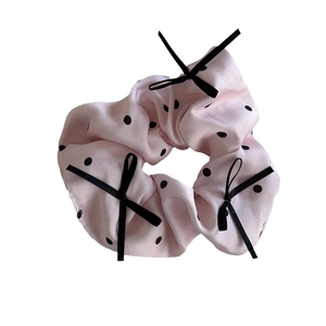 Elastico scrunchie in raso rosa con pois neri e delicati fiocchi decorativi