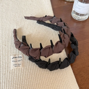 Serre-têtes chic en tissu rayé avec dents antidérapantes en noir et marron, accessoire cheveux