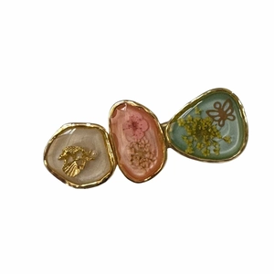 Floral resin hair clip with dried flowers and pearl inlays in gold metal frame