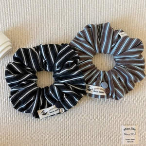 Détail de chouchous rayés avec étiquette tissée et boutons décoratifs élégants