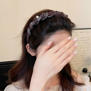Serre-tête tressé en tissu à carreaux marron rétro avec perle porté par un modèle