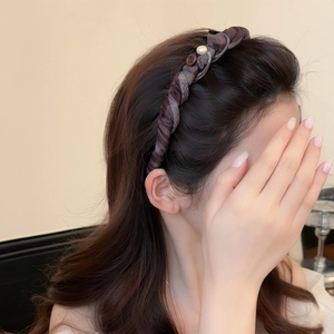 Serre-tête en tissu torsadé avec motif écossais marron, perle et bouton décoratif