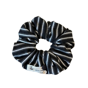 Chouchou rayé noir et blanc avec étiquette textile et perle en métal décorative