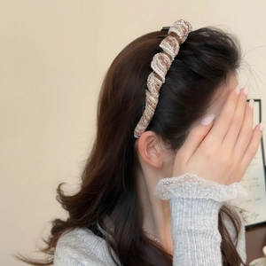 Elegant knitted pearl headband with spiral texture for women hair styling accessory
