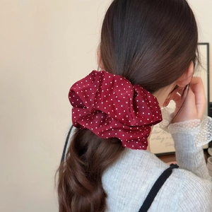 Chouchou rouge à pois blancs en mousseline pour coiffure chignon femme élégant et doux