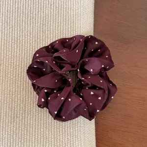 Elastico per capelli a doppio strato rosso scuro con cuori in raso lucido per acconciature