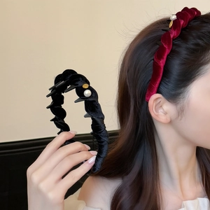 Serre-tête Élégant en Velours Plissé Style Français Sommet Crânien Haut Avec Künstliche Perle Pendentif en Métal Rétro Torsadé Accessoire de Coiffure pour Femmes