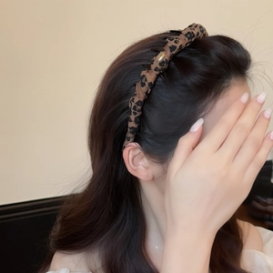 Serre-tête léopard avec pinces à cheveux intégrées pour un coiffage volumineux