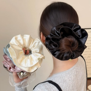 Chouchous Élégants en Satin pour Femmes Attaches de Cheveux Soyeuses et Brillantes Avec Pendentif en Métal Doré Accessoires de Coiffure Surdimensionnés de Style Coréen