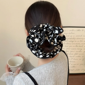 Chouchou géant classique à pois noirs et blancs pour coiffure chignon élégante