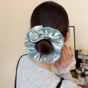 Chouchou élégant en satin bleu crème brillant pour coiffure chignon femme
