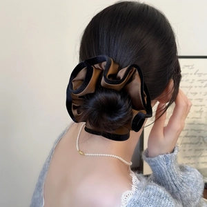 Chouchou géant en satin marron avec bordure en velours noir pour un chignon français