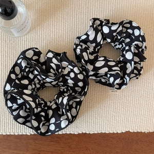 Ensemble de chouchous classiques en mousseline à pois noirs et blancs sur fond texturé