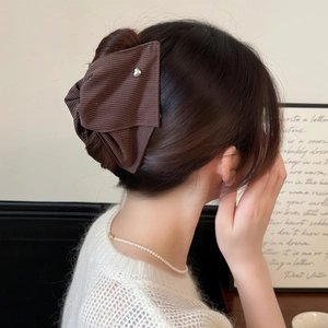 Elegante pinza per capelli a righe marrone scuro con ciondolo a cuore per acconciature