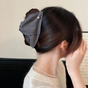 Elegante pinza per capelli a fiocco a righe grigie con ciondolo a cuore argento