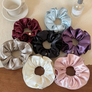 Lot de chouchous en satin brillant crème et pastel avec breloques dorées élégantes