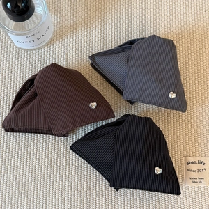 Set di tre pinze per capelli a triangolo a righe con dettagli decorativi a cuore in argento