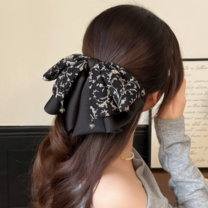 Pince à cheveux en satin français avec broderie florale et breloques en perles