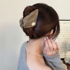 Eleganter Strick-Haarclip in Braun und Khaki mit Vintage-Knopf für Damenfrisuren