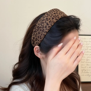 Elegant leopard print wide headband for women featuring a stylish autumn brown fabric texture