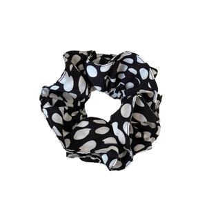 Chouchou classique à pois noirs et blancs en mousseline douce pour la coiffure des femmes