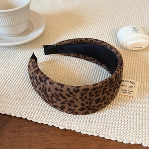 Chic leopard print wide headband for women featuring a velvet texture and non-slip inner fabric