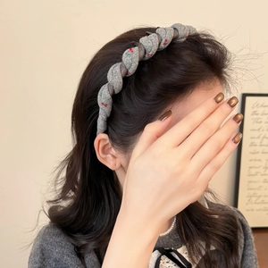Serre-tête Style Coréen en Tissu Gris Avec Broderie Cerise Tresse Torsadée Vintage Bandeau Cheveux Antidérapant Pour Femme