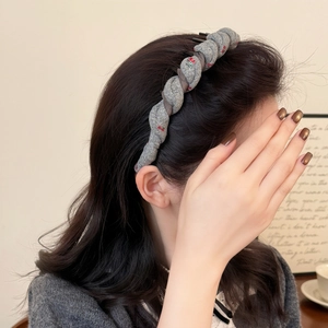 Serre-tête tressé gris chic avec broderie cerise et dents antidérapantes pour femme
