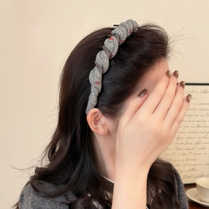 Serre-tête torsadé gris élégant avec broderie cerise et design antidérapant pour femme