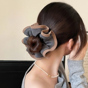 Chouchou élégant en denim gris surdimensionné avec bordure plissée marron sur chignon