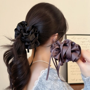 Barrette à cheveux élégante en ruban de satin avec fleurs à volants noir et café